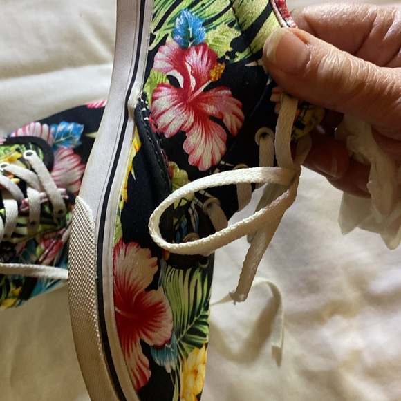 Vans tennis shoes lightly used Hawaiian Design size 8 1/2 - Picture 6 of 7